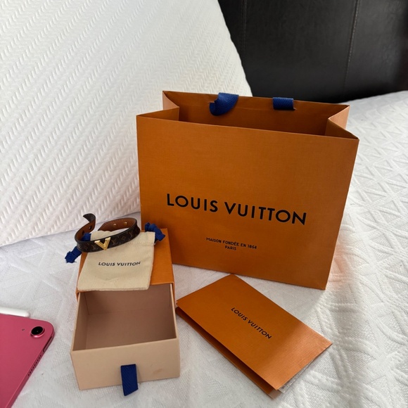 LV Essential V Bracelet - Picture 2 of 4